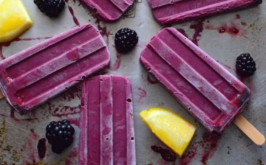 Helado de moras con yogurt y miel
