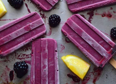Helado de moras con yogurt y miel