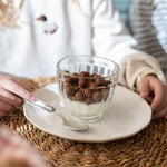 Caja Cereal Cacao Kuna Foods, cereal listo para consumir, en vaso de vidrio con porciones de color cacao