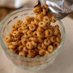 Caja Cereal Manzana Canela de Kuna Foods, cereal en caja sin azúcar añadida, dorado en cuenco