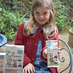 Gumis Berries de Kuna Foods, gomitas de fruta en bolsita, sin azúcar añadida, con niña al aire libre